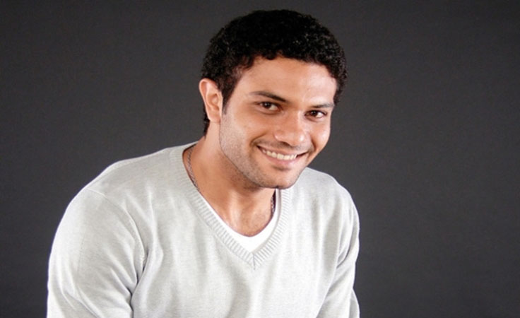 آسر ياسين يكشف فارق العمر بينه وبين زوجته